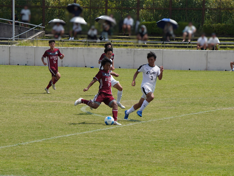 サッカーの競技の様子