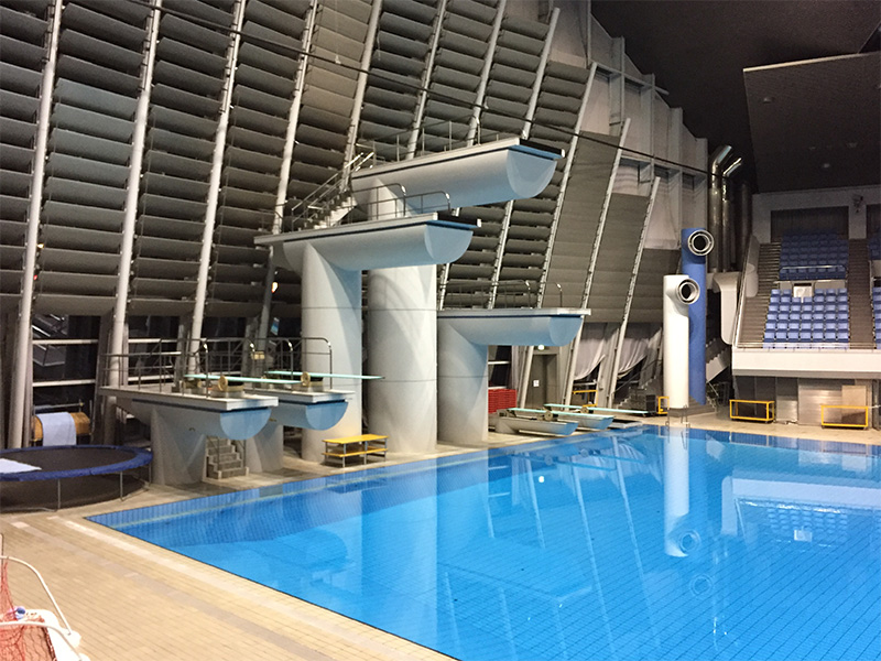 レインボープールの飛込台の写真