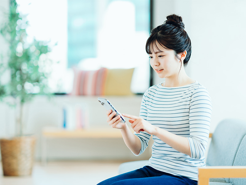 スマホで調べる女性