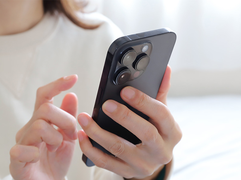 スマホを使う女性