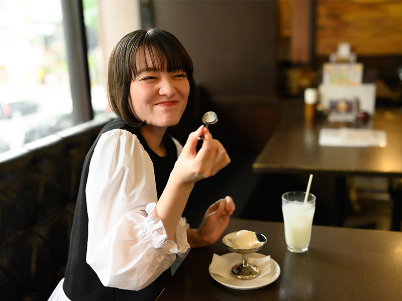 スイーツを食べる女性