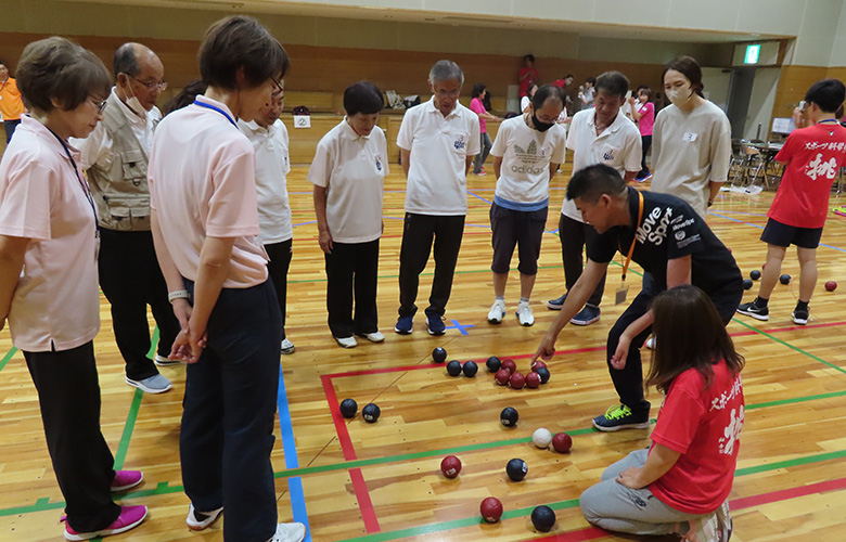 ボッチャについての説明を聞く様子