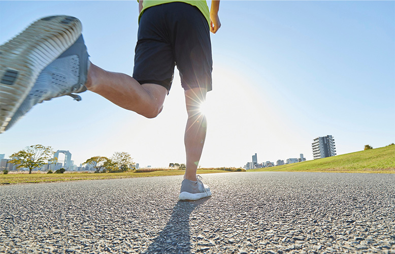 ランニングをする男性