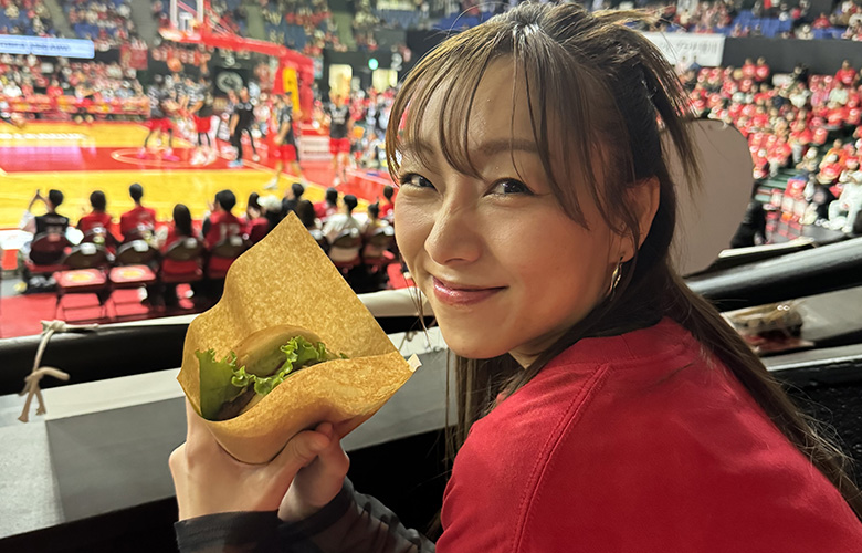 広報大使の須田亜香里さんが名古屋ダイヤモンドドルフィンズの試合を観戦する様子