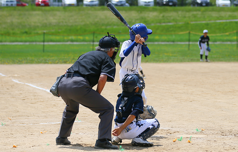 子供たちが野球をしている様子