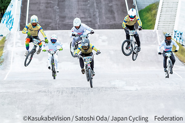 BMXレーシングの競技風景