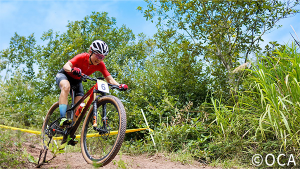 マウンテンバイクの競技風景