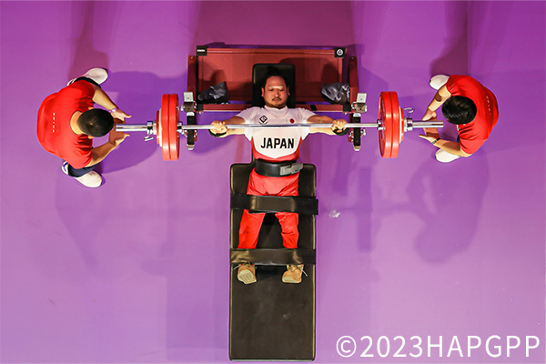 パラパワーリフティングの競技風景