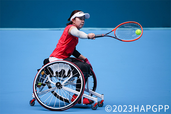 車いすテニスの競技風景