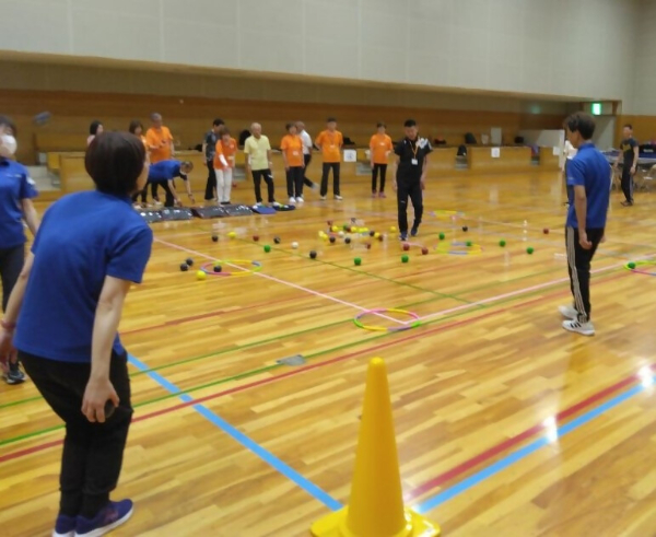 講習会でボッチャをする様子