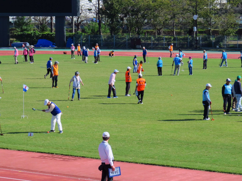 グランドゴルフをする様子