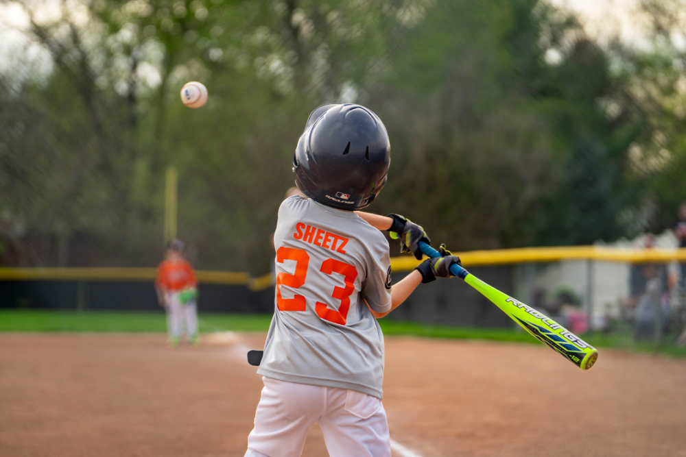 野球の試合でバットを振る子ども