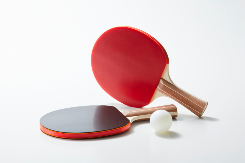 2つの卓球ラケットとピンポン球