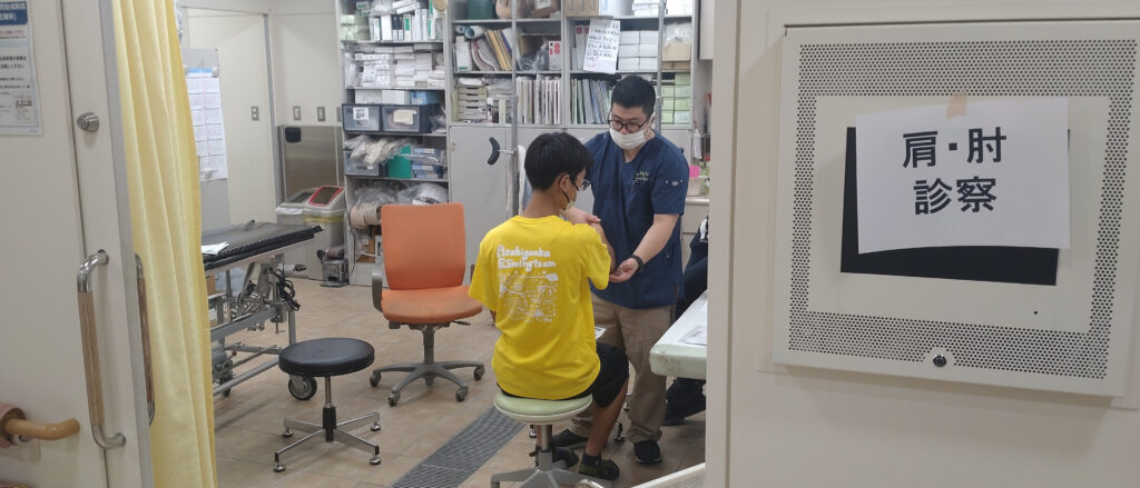 令和7年度のメディカルチェックの様子（肩・肘診察）