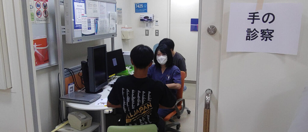 令和7年度のメディカルチェックの様子（手の診察）
