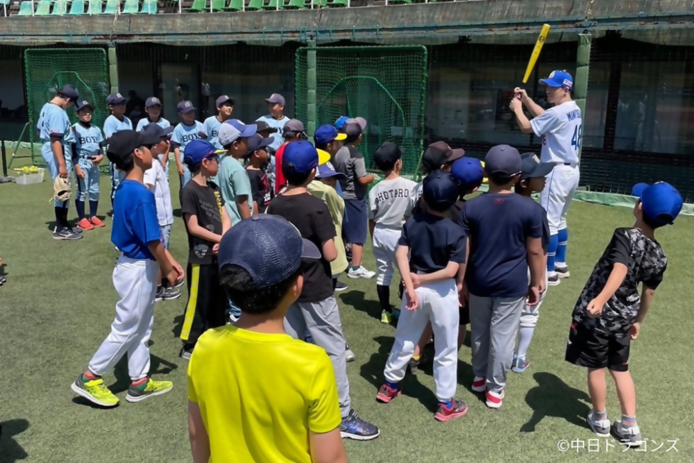 中日ドラゴンズの選手が野球少年たちに指導する様子