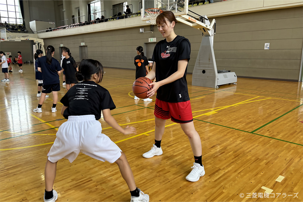 三菱電機コアラーズが参加する三菱電機ミニバスケットボールクリニックの様子