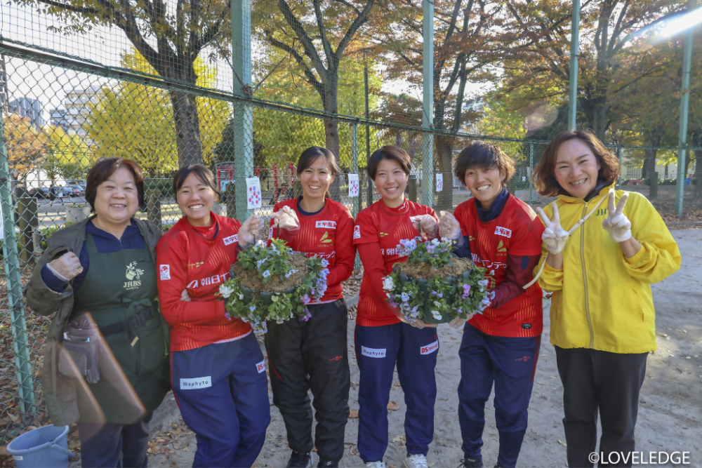 朝日インテック・ラブリッジ名古屋が参加した六反公園にて行われた、六反花植えイベントの様子