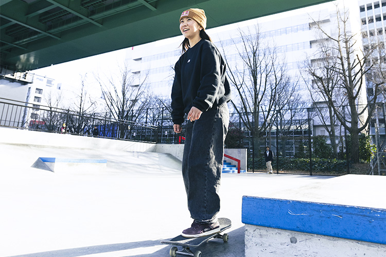 パーク内をスケートボードで移動する写真