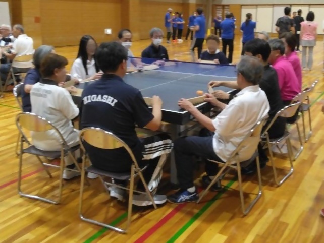 講習会で卓球バレーをする様子