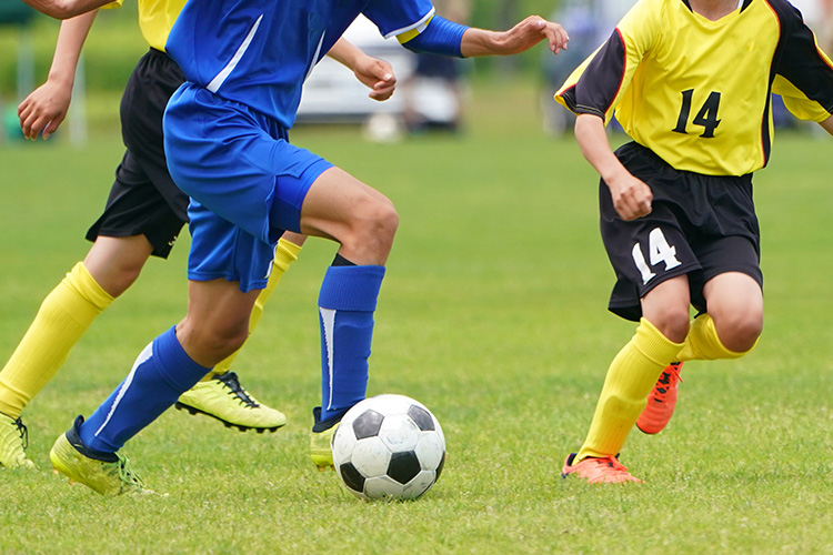子どものサッカーの試合風景