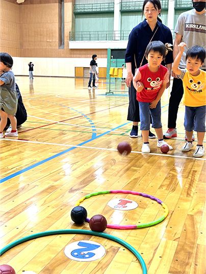 ボッチャで遊ぶ親子