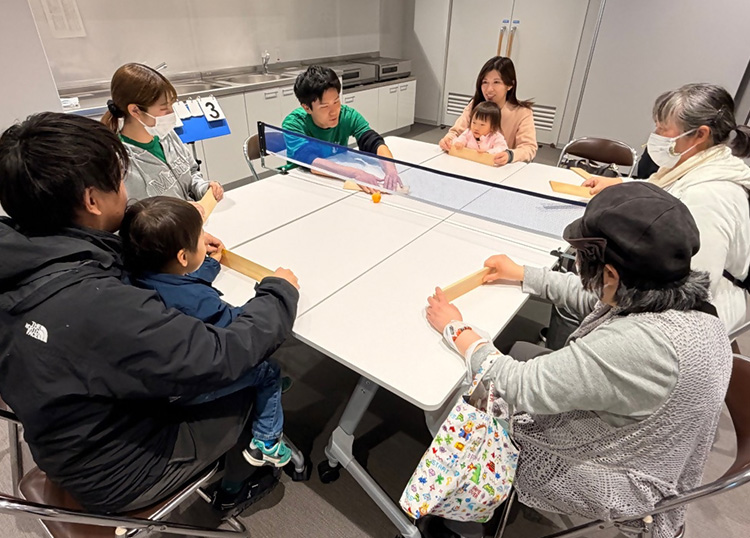 ユニバーサルスポーツフェスタ2026で卓球バレーをする様子