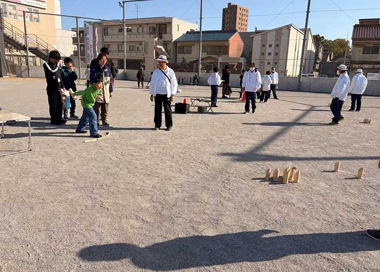 ユニバーサルスポーツフェスタ2026でモルックをする様子